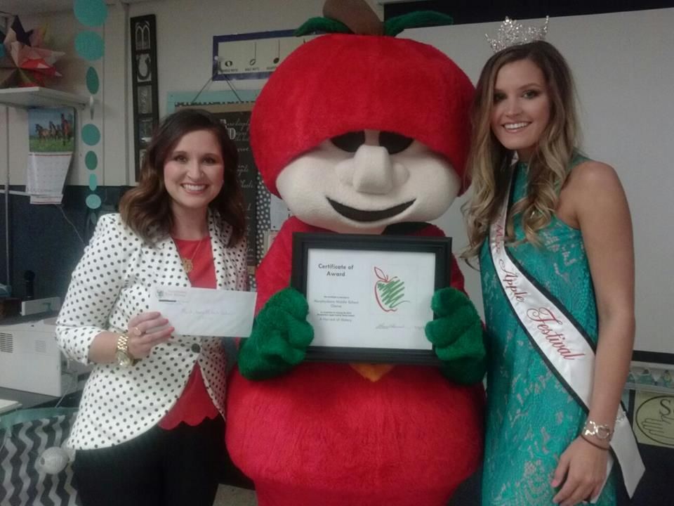 Captain Applesauce and 2015 Miss Apple Festival salute winning theme-creators